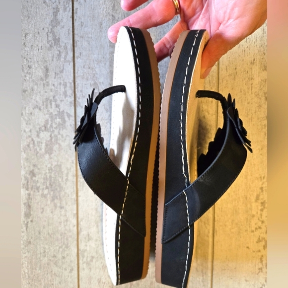 CLIFF'S BY WHITE MOUNTAIN BLACK FLIP-FLOPS. SIZE 7.5. - Picture 3 of 6